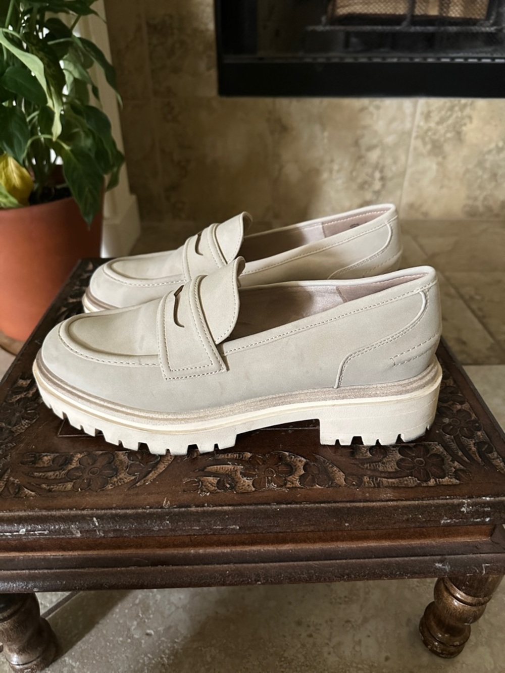 Tamari’s Casual Closed Chunky Lug Sole Penny Loafers in Beige Size 40